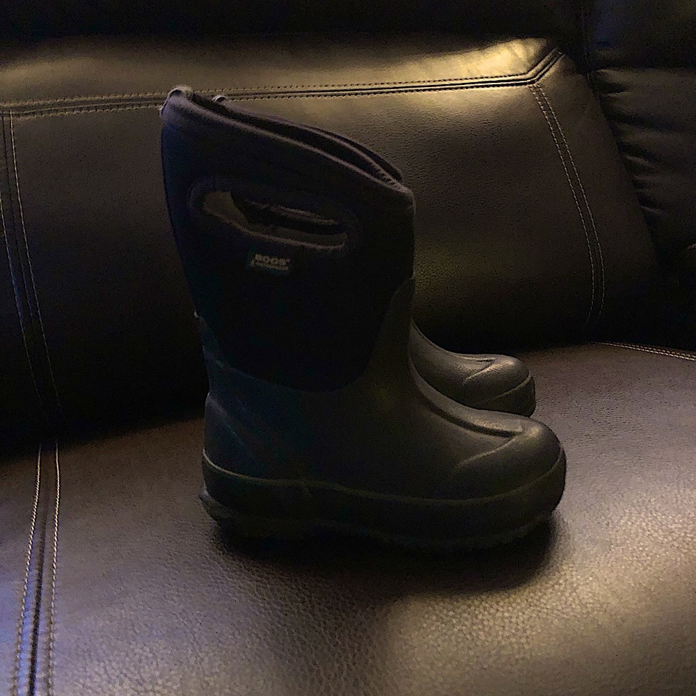 Boys bogs boots black size 8 winter clothes